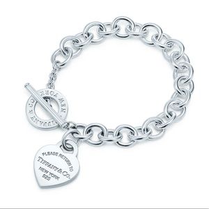 RETURN TO TIFFANY®
Heart Tag Toggle Bracelet